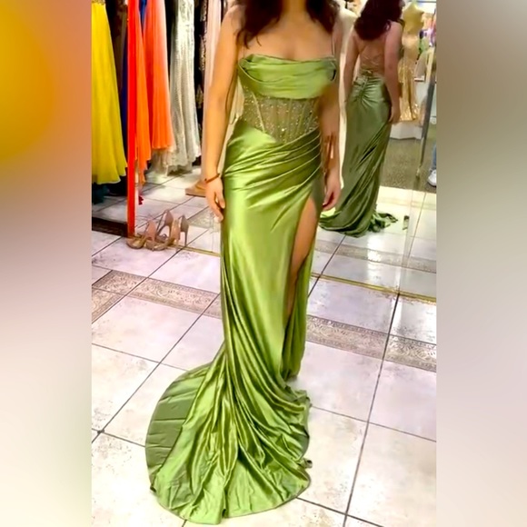 Dresses & Skirts - New green dress from prom,  wedding size 4